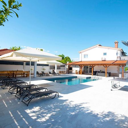 Vacation Villa Matic With 7 Bedrooms Сини Екстериор снимка