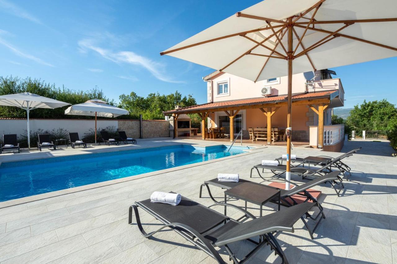 Vacation Villa Matic With 7 Bedrooms Сини Екстериор снимка
