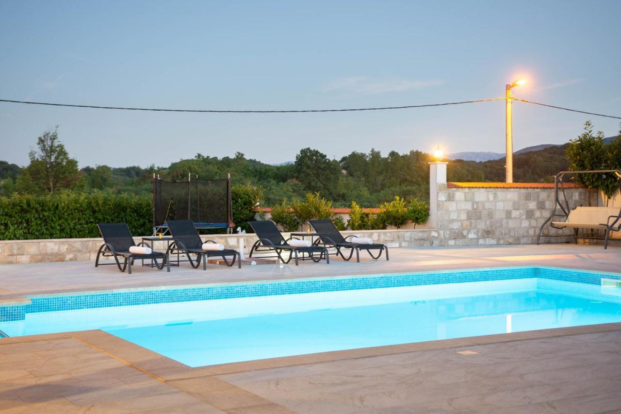 Vacation Villa Matic With 7 Bedrooms Сини Екстериор снимка