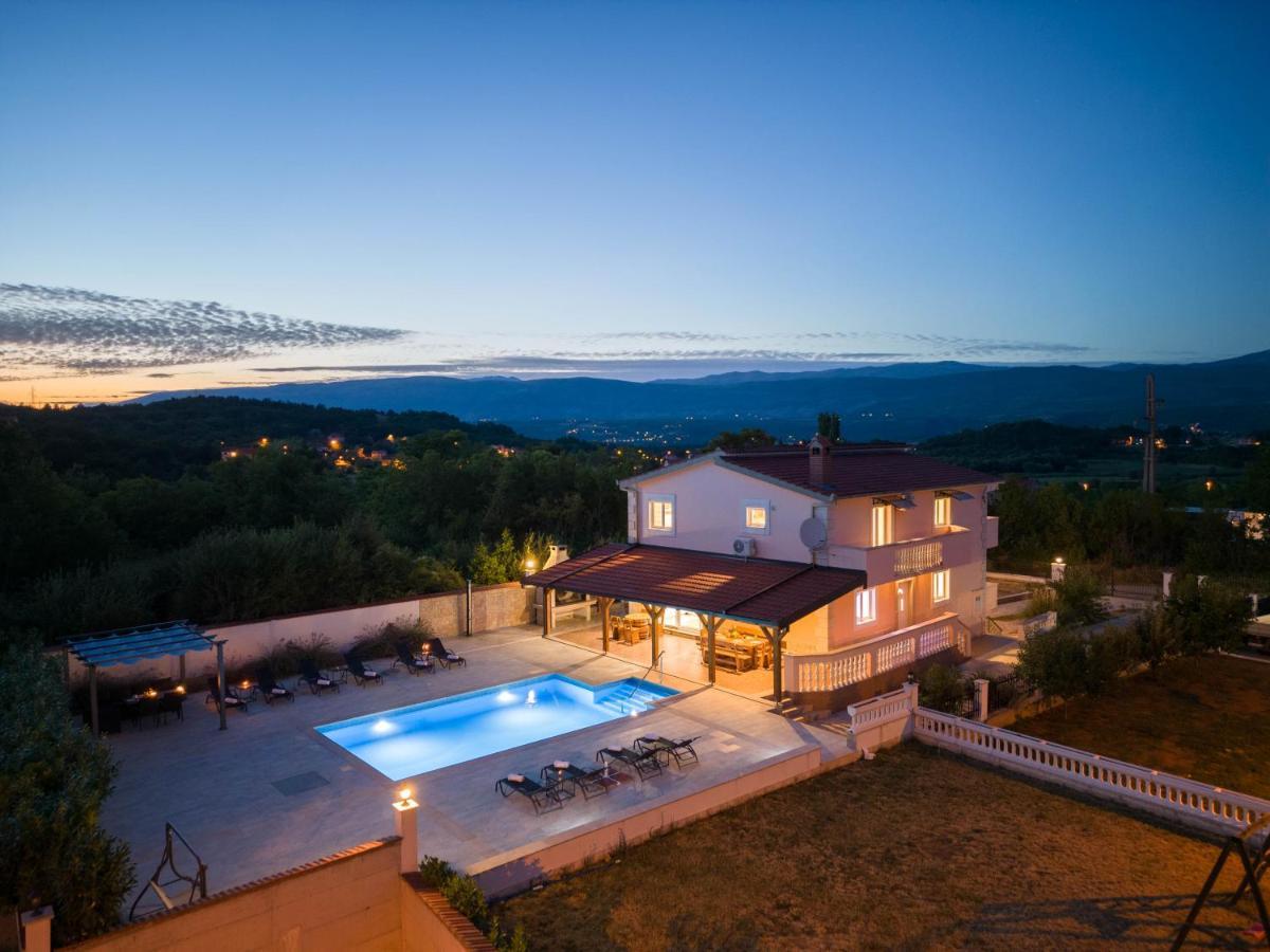 Vacation Villa Matic With 7 Bedrooms Сини Екстериор снимка