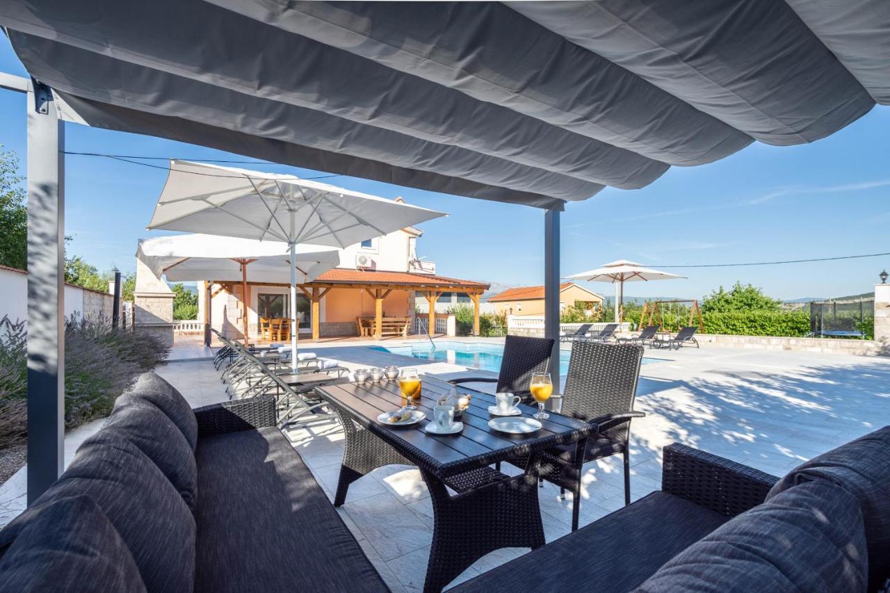 Vacation Villa Matic With 7 Bedrooms Сини Екстериор снимка