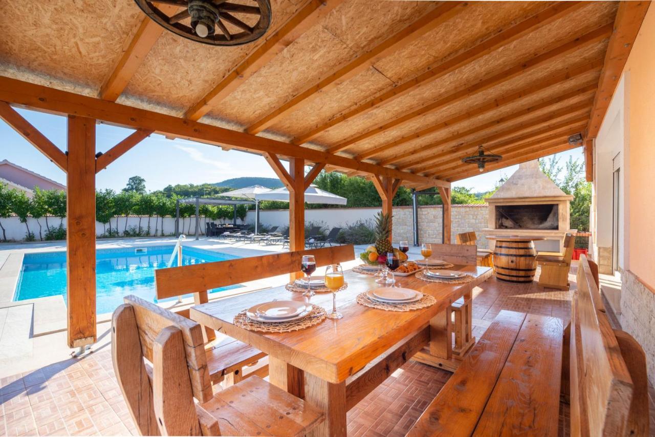 Vacation Villa Matic With 7 Bedrooms Сини Екстериор снимка