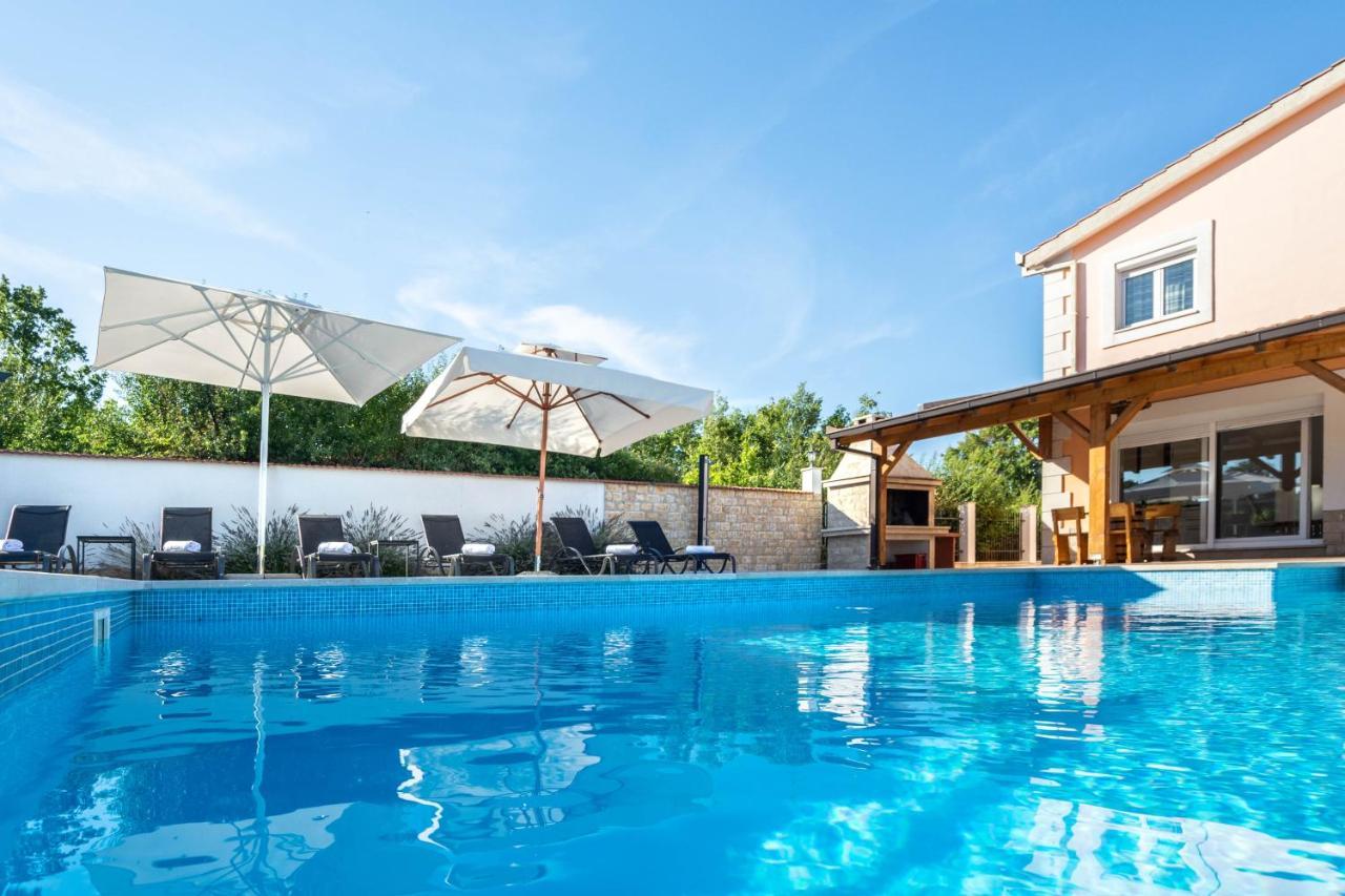 Vacation Villa Matic With 7 Bedrooms Сини Екстериор снимка