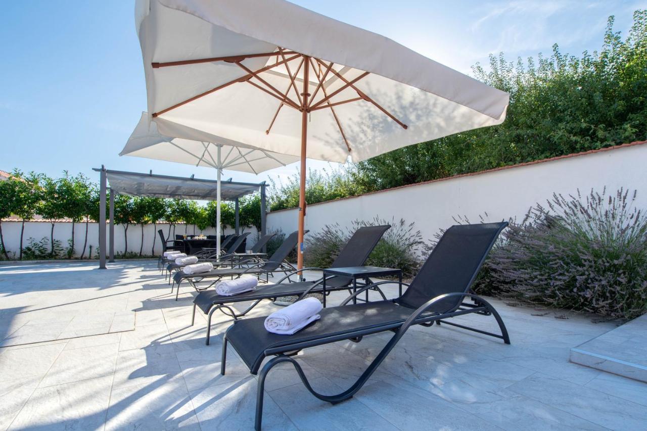 Vacation Villa Matic With 7 Bedrooms Сини Екстериор снимка