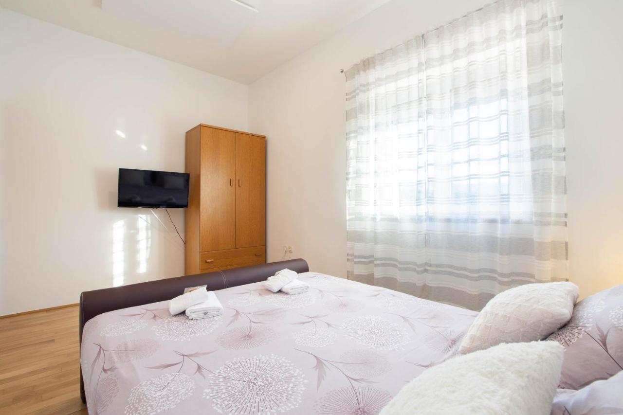 Vacation Villa Matic With 7 Bedrooms Сини Екстериор снимка