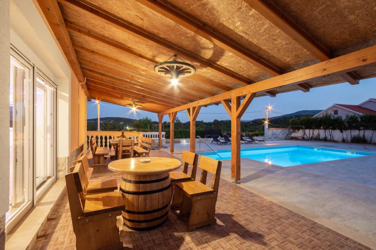Vacation Villa Matic With 7 Bedrooms Сини Екстериор снимка