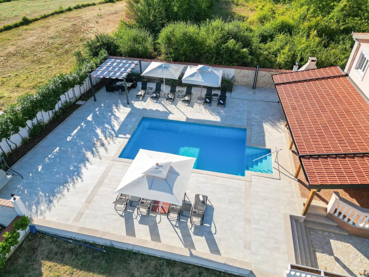 Vacation Villa Matic With 7 Bedrooms Сини Екстериор снимка