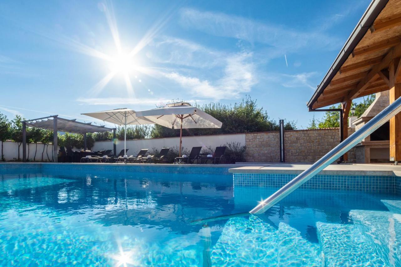 Vacation Villa Matic With 7 Bedrooms Сини Екстериор снимка