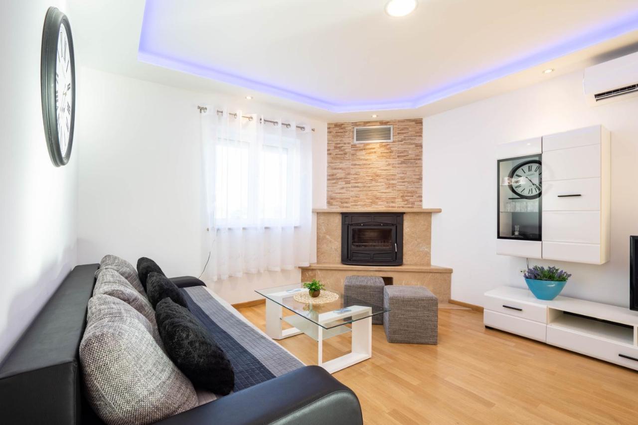 Vacation Villa Matic With 7 Bedrooms Сини Екстериор снимка