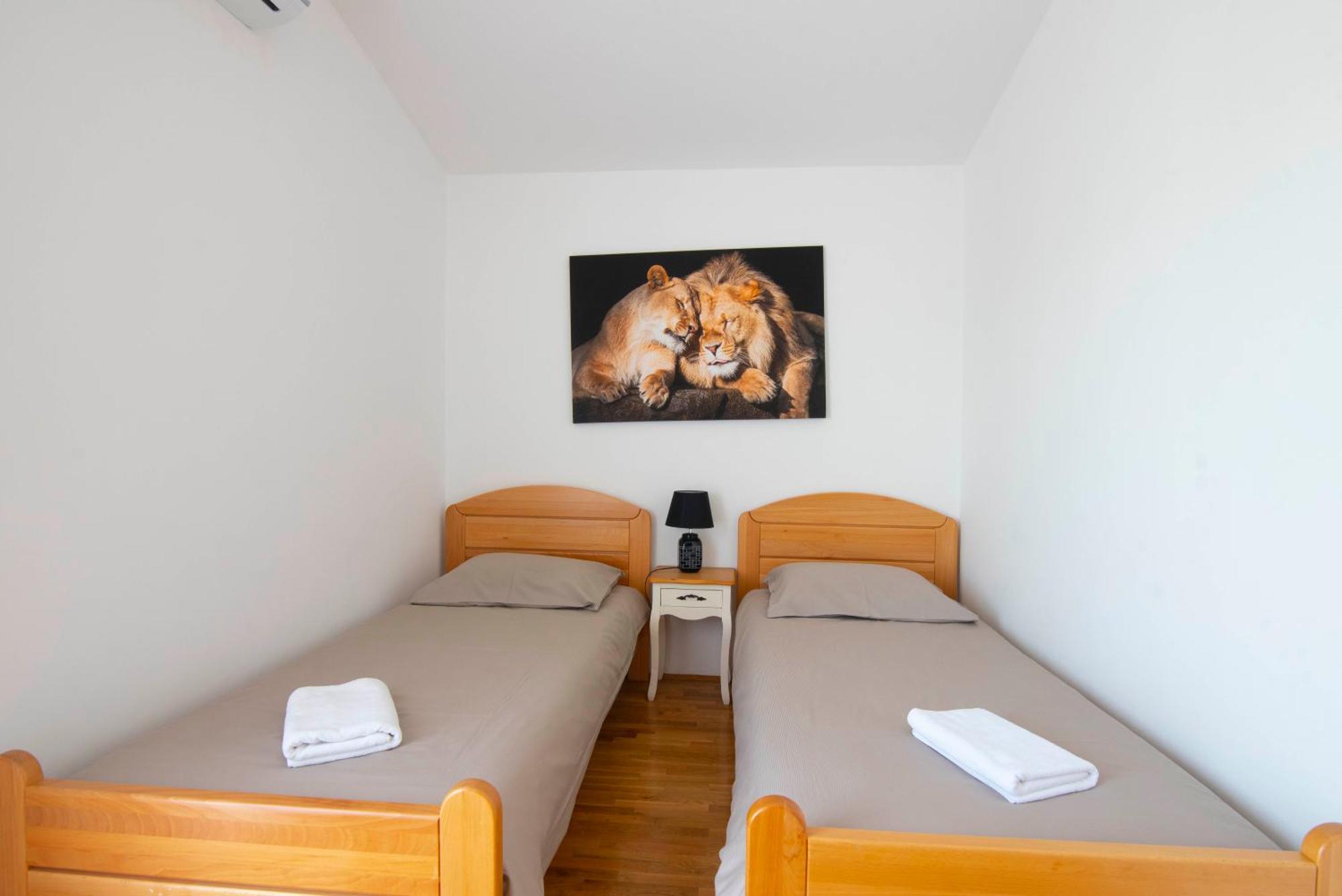 Vacation Villa Matic With 7 Bedrooms Сини Екстериор снимка