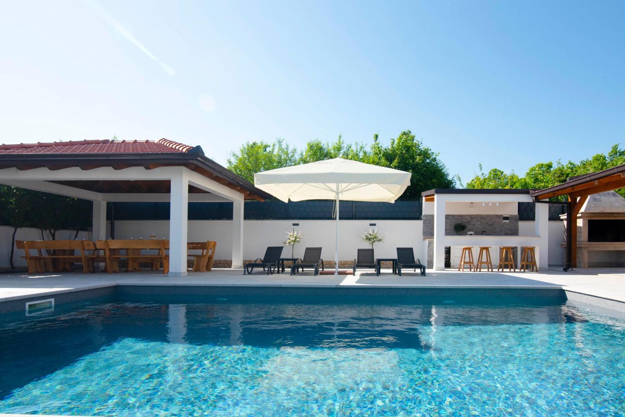 Vacation Villa Matic With 7 Bedrooms Сини Екстериор снимка