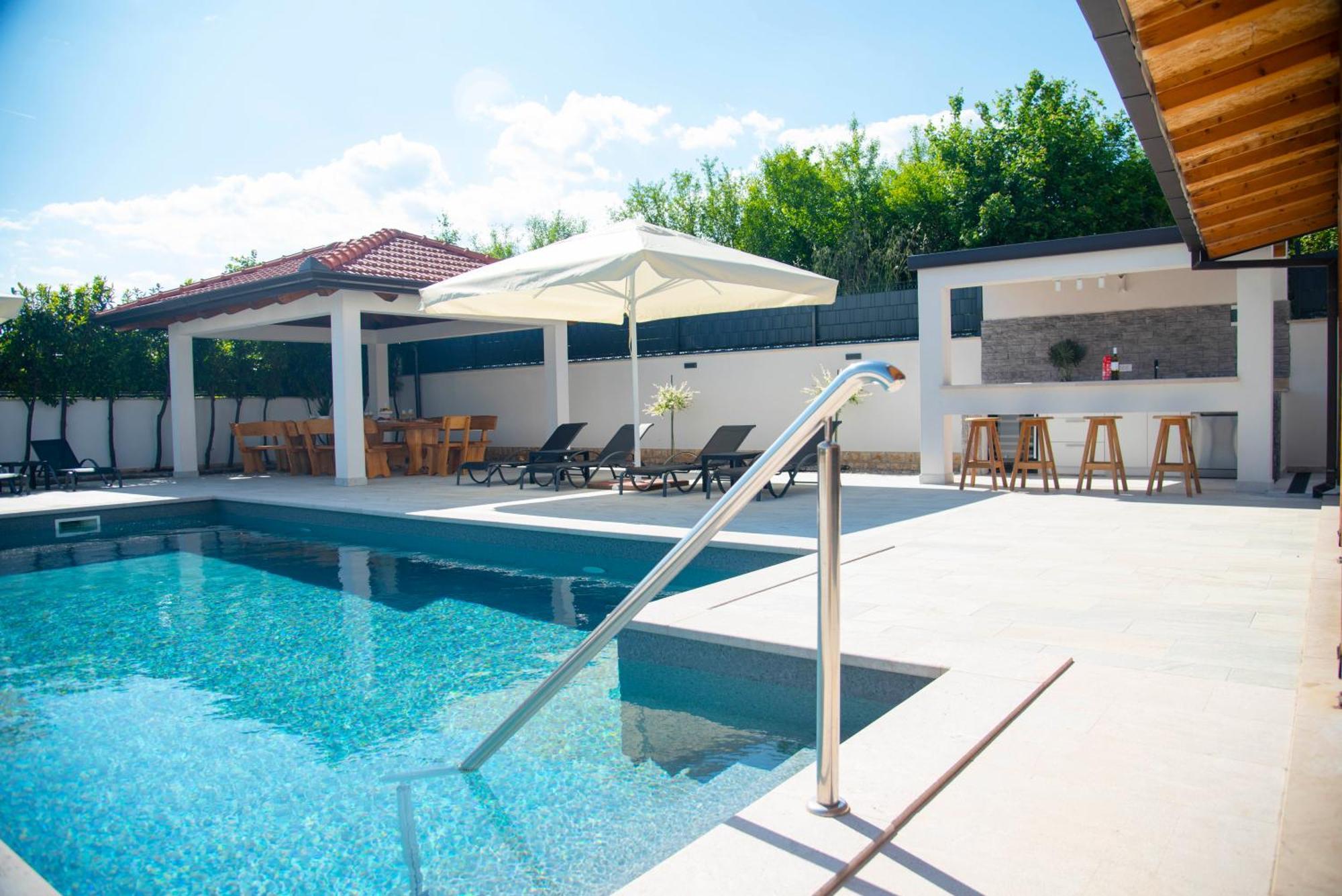 Vacation Villa Matic With 7 Bedrooms Сини Екстериор снимка